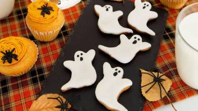 Anímate a probar esta receta de galletas en forma de fantasma y conviértete en el alma de la fiesta este Halloween.