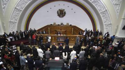 Venezuelan opposition leader and self-proclaimed interim president Juan Guaido (C at left) conducts a session of the National Assembly in Caracas on March 26, 2019. - Guaido said the presence of Russian troops violates the Venezuelan constitution. The legislature, sidelined by Venezuelan President Nicolas Maduro, asserts only it has the legal power to authorize foreign military missions in Venezuela. Russian planes landed at an airport outside Caracas on the weekend reportedly containing around 100 soldiers and 35 tons of military equipment. (Photo by Federico PARRA / AFP)