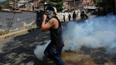 Las fuerzas de seguridad venezolanas reprimieron a miles de opositores que protestaron este miércoles en Caracas para exigir a Nicolás Maduro que cese la 'usurpación' del poder y que convoque a nuevas elecciones.