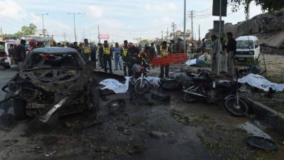 Los trabajadores de rescate paquistaníes intentan trasladar los cadáveres de las víctimas.