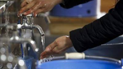 Una persona se lava las manos debajo de un grifo de agua. EFE/Archivo.