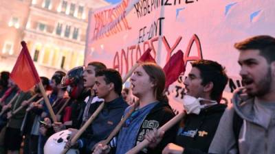 Un grupo de jóvenes grita consignas en Atenas durante las protestas del domingo.