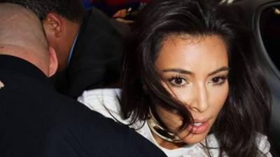 Kim Kardashian agredida por periodista en París.