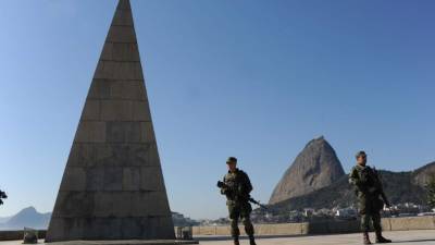 BRASILIA. Los guardianes de Río. Las calles de Río de Janeiro amanecieron militarizadas de cara a la inauguración de los Juegos Olímpicos. Foto: AFP/Tasso Marcelo