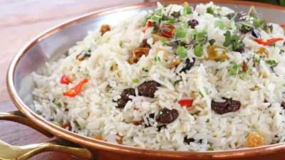 Es una receta relativamente sencilla de preparar, pero lo suficientemente compleja en sabor como para impresionar a los comensales.