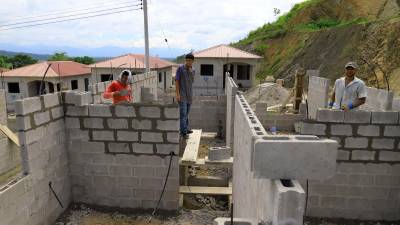 <b><span class=mln_uppercase_mln>Acción.</span></b> Obreros construyen casas en la tercera etapa de Bosques de Jucutuma.<span class=mln_uppercase_mln> FOTO: MELVIN CUBAS.</span>