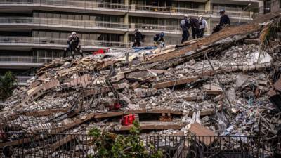 Los equipos de rescate continúan este domingo la búsqueda entre los escombros de un edificio residencial en Miami Beach cuatro días después de su espectacular derrumbe, que dejó cinco muertos y al menos 157 desaparecidos, entre estos decenas de latinos.