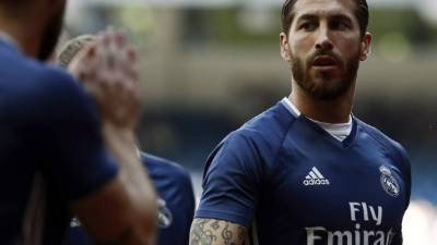 GRA216. MADRID, 08/04/2017.- El defensa del Real Madrid Sergio Ramos (d) durante el calentamiento previo al partido, ante el Atlético de Madrid, correspondiente a la trigésimo primera jornada de LaLiga Santander que se disputa hoy en el estadio Santiago Bernabéu. EFE/Mariscal