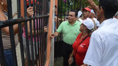 Toñito Rivera saludando a los vecinos de Villa Florencia.