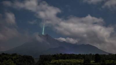 Un evento natural realmente asombroso ocurrió el pasado 27 de mayo cuando un meteorito impactó la cima del volcán Merapi, el más activo de Indonesia.