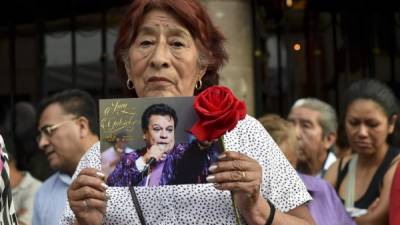 Los seguidores de Juan Gabriel esperan el homenaje en Bellas artes, confirmado por autoridades de cultura. Foto: AFP/Yuri Cortez