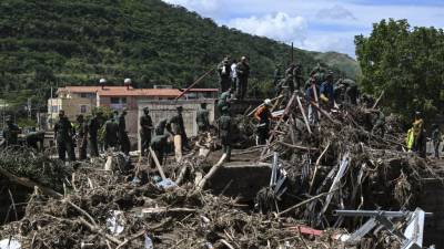 Miembros del ejército venezolano buscan entre los escombros de casas destruidas a víctimas o sobrevivientes después de un deslizamiento de tierra durante fuertes lluvias en Las Tejerias, estado de Aragua, Venezuela.