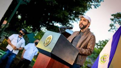 Asesor de Bukele atiza polémica al sugerir a funcionarios sancionados por EEUU demandar a periodistas que escribieron artículos sobre corrupción y negociaciones con maras.