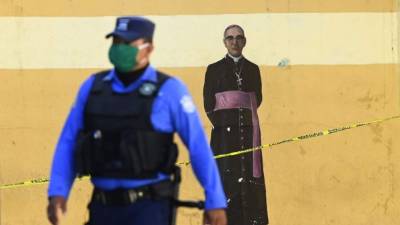 La policía y el ejército salvadoreño vigilan que la población cumpla la cuarentena impuesta por el Gobierno de Bukele para evitar propagación del virus./AFP.