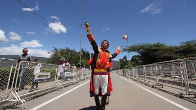 Un hombre disfrazado del Libertador Simón Bolívar se presenta durante una ceremonia para reabrir oficialmente la frontera terrestre entre Venezuela y Colombia, cerrada desde 2019.