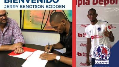 Jerry Bengtson firmando contrato y posando con la camiseta del Olimpia. Foto @CDOlimpia