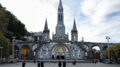 La Basílica de Notre-Dame-du-Rosaire (primer plano) y la Basílica de la Inmaculada Concepción (fondo) en el Santuario de Lourdes, en Lourdes, suroeste de Francia.