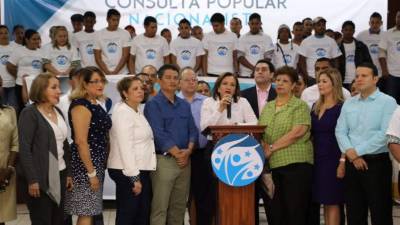 Muy temprano en la mañana acudieron a la sede del partido de Gobierno los dirigentes del CCPN para destacar los resultados de la encuesta.