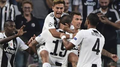 Juventus' Argentine forward Paulo Dybala (C) celebrates opening the scoring with teammates during the UEFA Champions League group H football match between Juventus and Young Boys on October 2, 2018 at the Juventus stadium in Turin. / AFP PHOTO / Miguel MEDINA