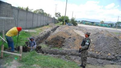 Cuadrillas trabajando en la construcción del muro del estadio Olímpico Metropolitano.