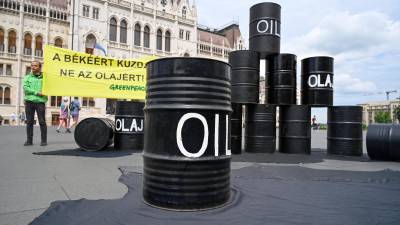 Activistas protestan contra las exportaciones de petróleo ruso a Europa por la guerra en Ucrania.