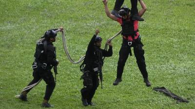 Miembros del Batallón de Fuerzas Especiales de Honduras participan en un simulacro de rescate de rehenes.