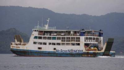 Indonesia es un archipiélago de unas 17,000 islas, por lo que el tráfico de ferris, como el de l foto, es muy intenso.