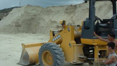 Parte del endeudamiento externo del sector privado obedece a la importación de maquinaria, según los expertos.