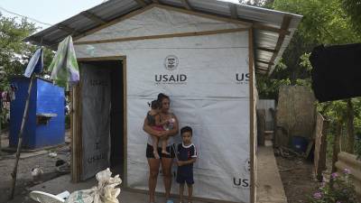 Sandra Ramos, 22, y sus hijos perdieron su casa tras el paso de los huracanes Eta y Iota en La Lima, Honduras. La familia ahora vive en un refugio construido con la ayuda de la agencia estadounidense para el desarrollo internacional (USAID).
