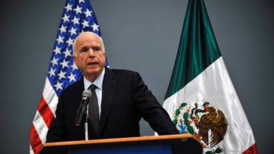 El senador McCain realizó una visita oficial a México. AFP.