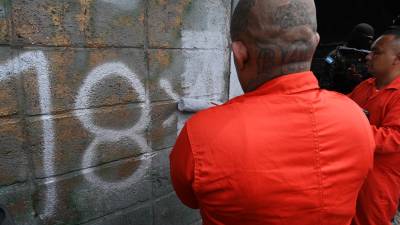 Las autoridades de <b>Honduras</b> sacaron este lunes de una cárcel a 30 pandilleros, con uniformes naranja y cadenas en los pies, y los pusieron a borrar grafitis en paredes en edificios de la capital.