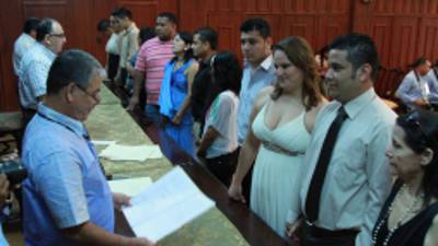 Los novios lucían felices y enamorados al dar el sí acepto ayer en el salón consistorial de la alcaldía, donde semanalmente se celebran al menos 24 bodas.