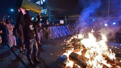 Protestantes en Sao Paulo hicieron quemas y destrozaron algunos negocios.