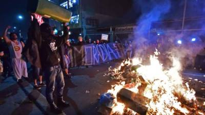 Protestantes en Sao Paulo hicieron quemas y destrozaron algunos negocios.
