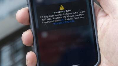 En esta ilustración, un teléfono muestra un mensaje de Alerta de Emergencia del 5 de abril de 2024, advirtiendo de un terremoto en Nueva York.