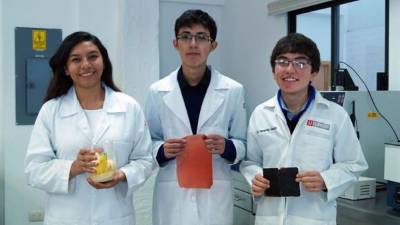 Tres estudiantes mexicanos de bachillerato viajarán a Londres para presentar en un foro internacional de ciencia el proyecto 'Plástico Biodegradable con cáscaras de plátano', con el que buscan dar solución a los problemas derivados del uso excesivo de los plásticos convencionales. EFE