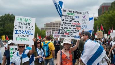 Palestinian protesters burn pictures of US President Donald Trump at the manger square in Bethlehem on December 5, 2017. US President Donald Trump told Palestinian leader Mahmud Abbas in a phone call that he intends to move the US embassy from Tel Aviv to Jerusalem, Abbas's office said. / AFP PHOTO / Musa AL SHAER