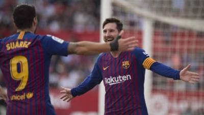 Barcelona's Argentinian forward Lionel Messi (R) celebrates with Barcelona's Uruguayan forward Luis Suarez after scoring a goal during the Spanish league football match between Sevilla FC and FC Barcelona at the Ramon Sanchez Pizjuan stadium in Sevilla on February 23, 2019. (Photo by JORGE GUERRERO / AFP)