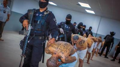 Más de 4,000 supuestos pandilleros han sido trasladados a una nueva megacárcel en El Salvador.