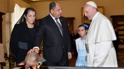 El presidente de Costa Rica llegó a Roma y agradeció al Papa apoyo para resolver crisis migratoria de cubanos en su país. AFP