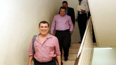 Los oficiales de policía cuando salían de la audiencia en los tribunales.