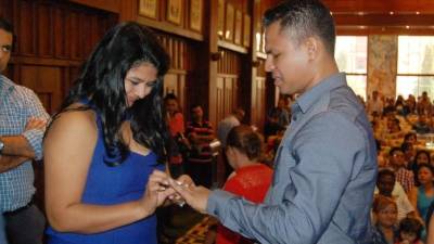 Los contrayentes bailaron el vals y al son de la marcha nupcial vivieron el momento importante.