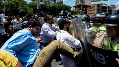 Los opositores venezolanos se enfrentaron con las fuerzas de seguridad durante una marcha en Caracas.