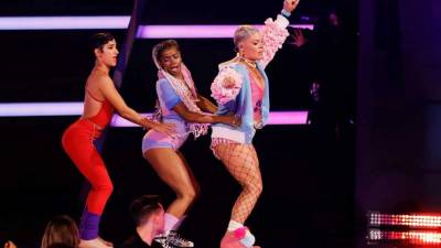 Pink y sus coreógrafas se robaron el show bailando en patines.