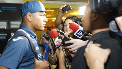El volante atendió a los medios de comunicación en el aeropuerto sampedrano.