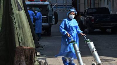 En las afueras del Hospital Escuela, de Tegucigalpa, se instaló una carpa para atender pacientes con COVID-19.