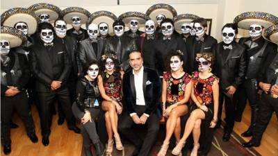 Sus músicos, coristas y el Mariachi Real de México llegaron desde las 13:30 horas para caracterizarse como catrinas y calaveras.