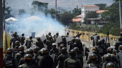 Militares venezolanos se enfrentan a manifestantes opositores en la frontera con Colombia./AFP.