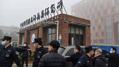 Expertos de la OMS visitan el laboratorio de virología de Wuhan, donde científicos chinos trabajan con peligrosos coronavirus./AFP.