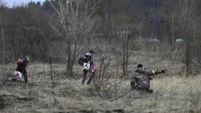 Militares ucranianos custodian los corredores por los que escapan los civiles de los bombardeos y combates en Kiev.